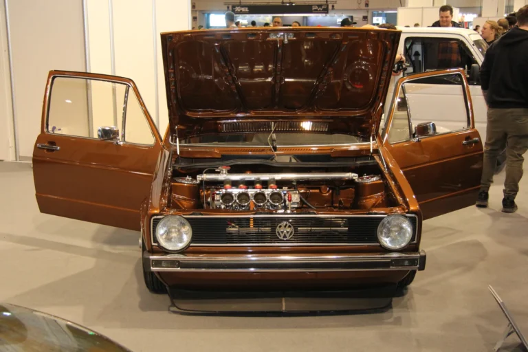 Voiture ancienne brune aux portes ouvertes — Essen Motor Show 2023
