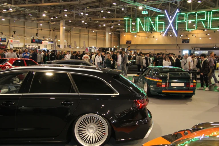 Voiture exposée parmi les stands et les visiteurs — Essen Motor Show 2023