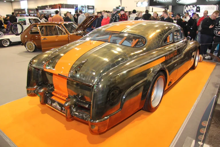 Voiture exposée parmi les stands et les visiteurs — Essen Motor Show 2023