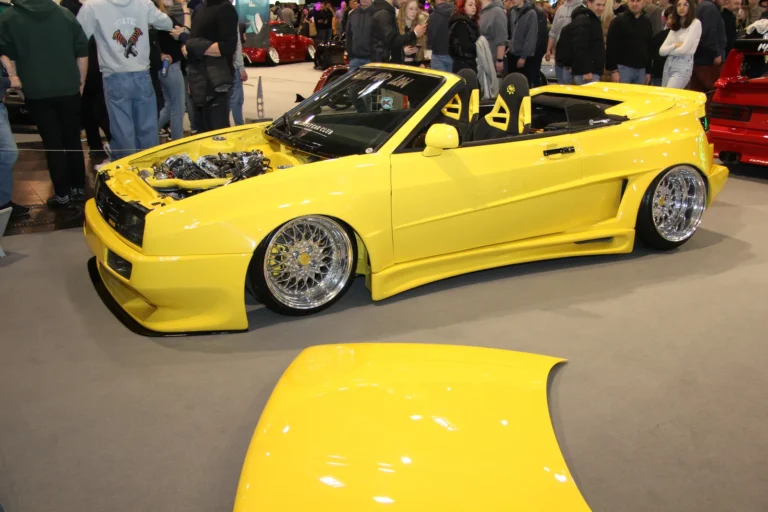 Voiture exposée parmi les stands et les visiteurs — Essen Motor Show 2023