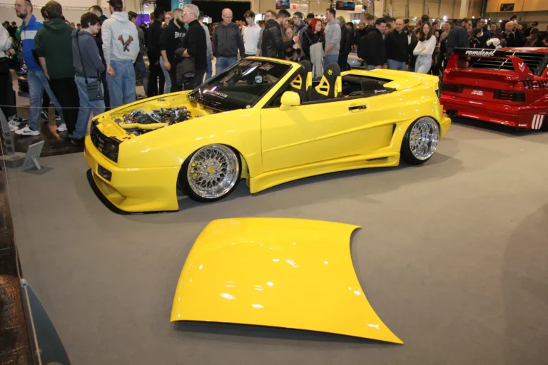 Voiture exposée parmi les stands et les visiteurs — Essen Motor Show 2023