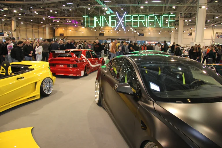 Voiture exposée parmi les stands et les visiteurs — Essen Motor Show 2023