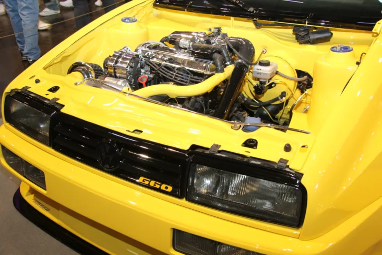 Moteur et préparation mécanique présentés capot ouvert — Essen Motor Show 2023