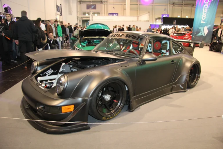Voiture exposée parmi les stands et les visiteurs — Essen Motor Show 2023