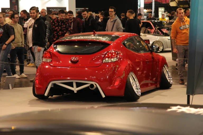 Voiture exposée parmi les stands et les visiteurs — Essen Motor Show 2023