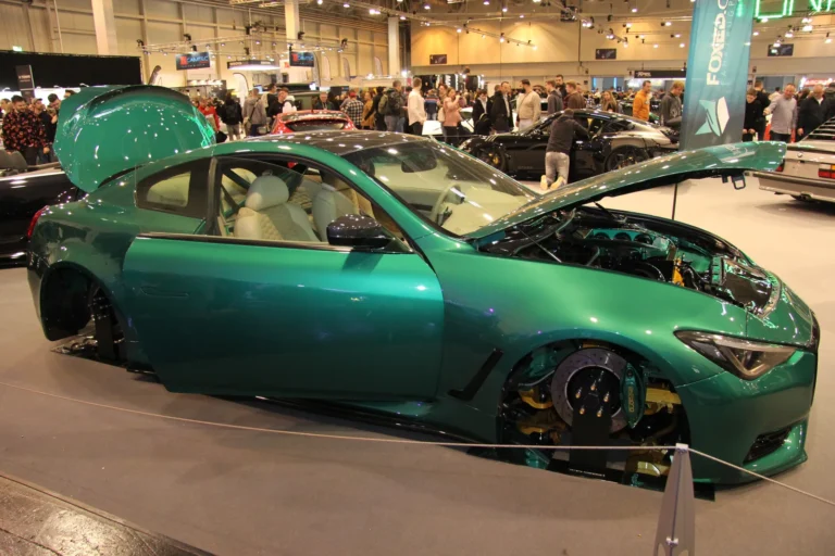 Voiture exposée parmi les stands et les visiteurs — Essen Motor Show 2023