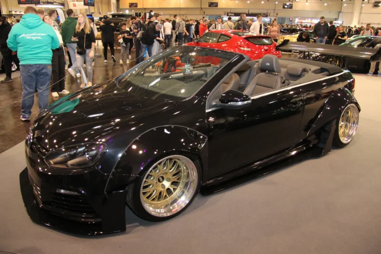 Voiture exposée parmi les stands et les visiteurs — Essen Motor Show 2023