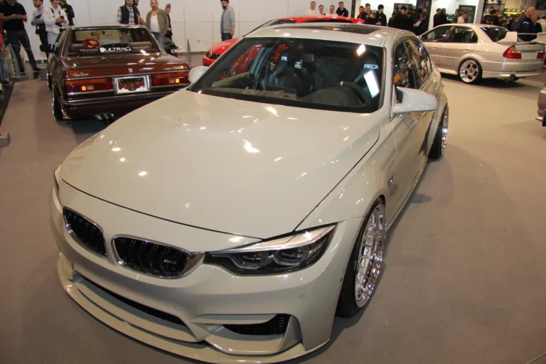 Voiture exposée parmi les stands et les visiteurs — Essen Motor Show 2023