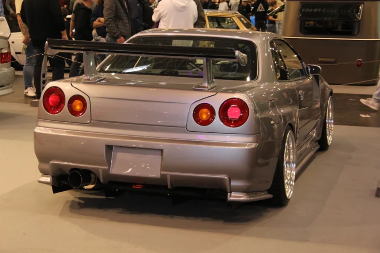 Voiture exposée parmi les stands et les visiteurs — Essen Motor Show 2023