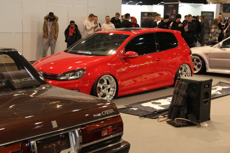 Voiture exposée parmi les stands et les visiteurs — Essen Motor Show 2023