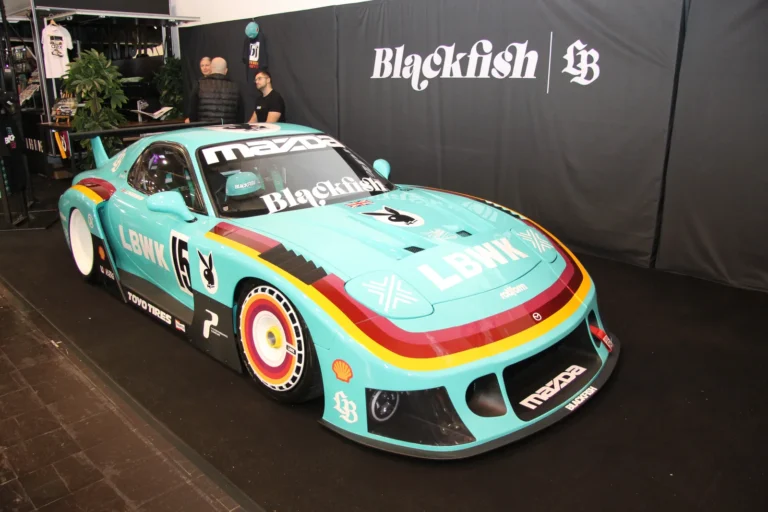 Voiture exposée parmi les stands et les visiteurs — Essen Motor Show 2023