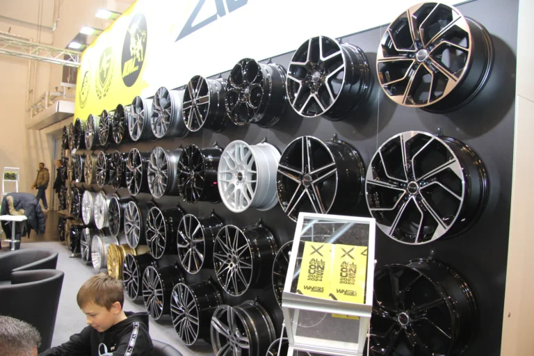 Présentoir de jantes sur un stand — Essen Motor Show 2023