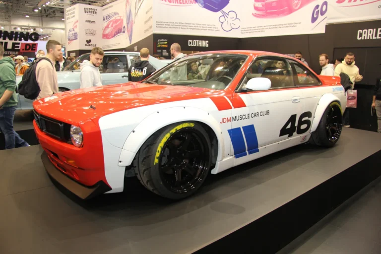 Voiture exposée parmi les stands et les visiteurs — Essen Motor Show 2023
