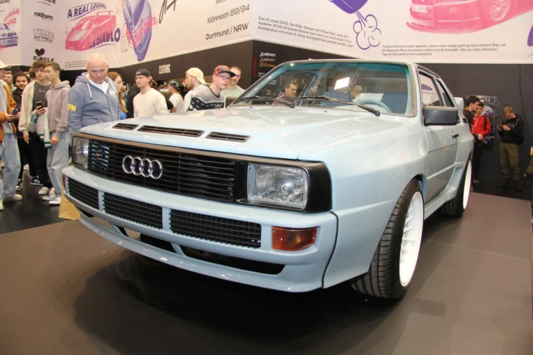 Voiture exposée parmi les stands et les visiteurs — Essen Motor Show 2023