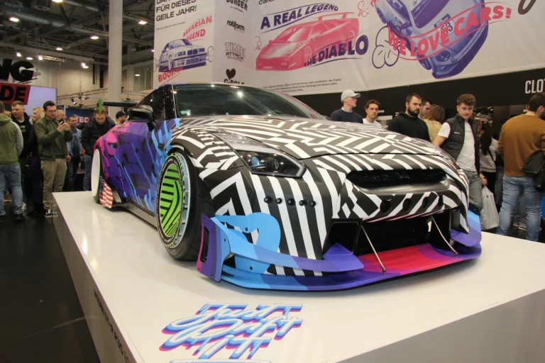 Voiture exposée parmi les stands et les visiteurs — Essen Motor Show 2023