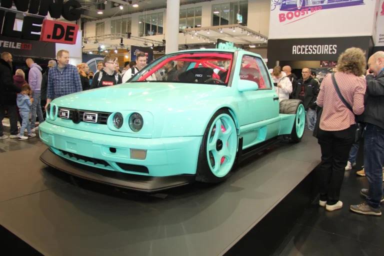 Voiture exposée parmi les stands et les visiteurs — Essen Motor Show 2023
