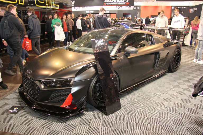 Voiture exposée parmi les stands et les visiteurs — Essen Motor Show 2023