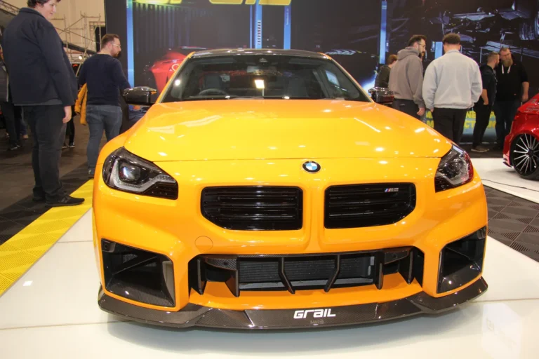 Voiture exposée parmi les stands et les visiteurs — Essen Motor Show 2023