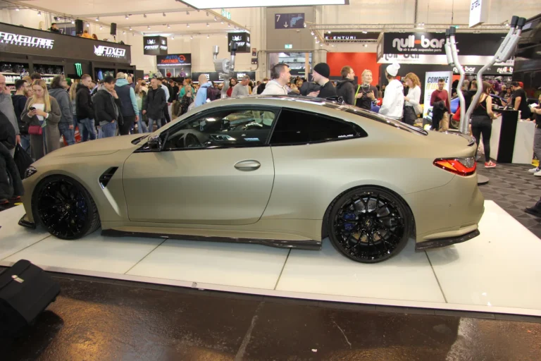Voiture exposée parmi les stands et les visiteurs — Essen Motor Show 2023