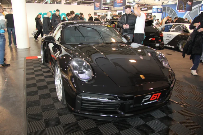 Voiture exposée parmi les stands et les visiteurs — Essen Motor Show 2023