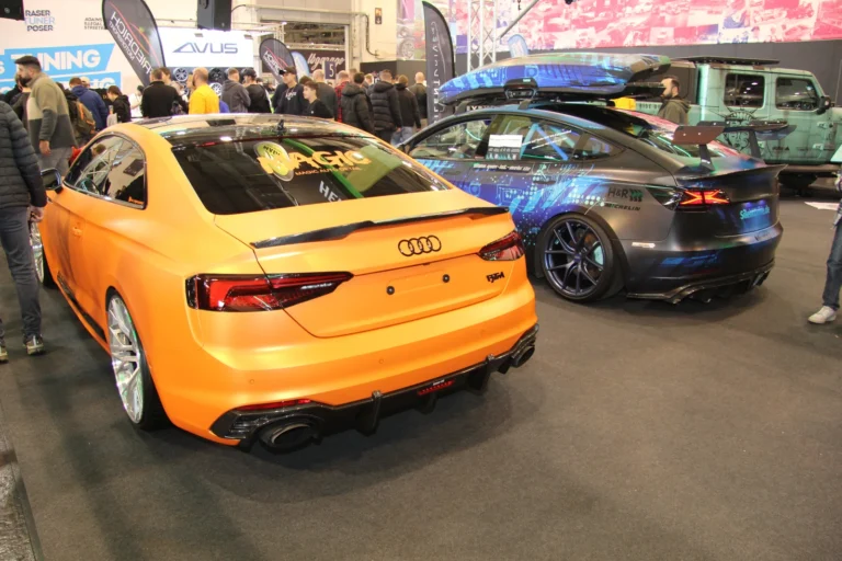 Voiture exposée parmi les stands et les visiteurs — Essen Motor Show 2023
