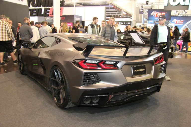 Voiture exposée parmi les stands et les visiteurs — Essen Motor Show 2023
