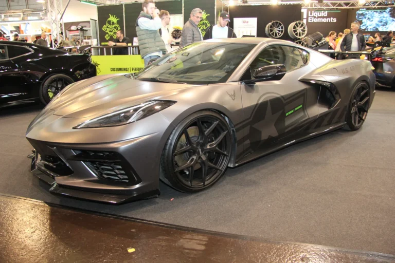 Voiture exposée parmi les stands et les visiteurs — Essen Motor Show 2023