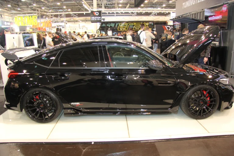 Voiture exposée parmi les stands et les visiteurs — Essen Motor Show 2023
