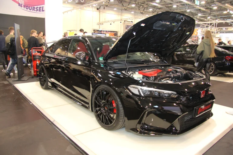 Voiture exposée parmi les stands et les visiteurs — Essen Motor Show 2023