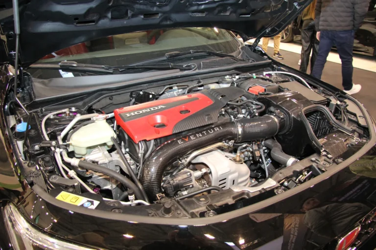 Moteur et préparation mécanique présentés capot ouvert — Essen Motor Show 2023