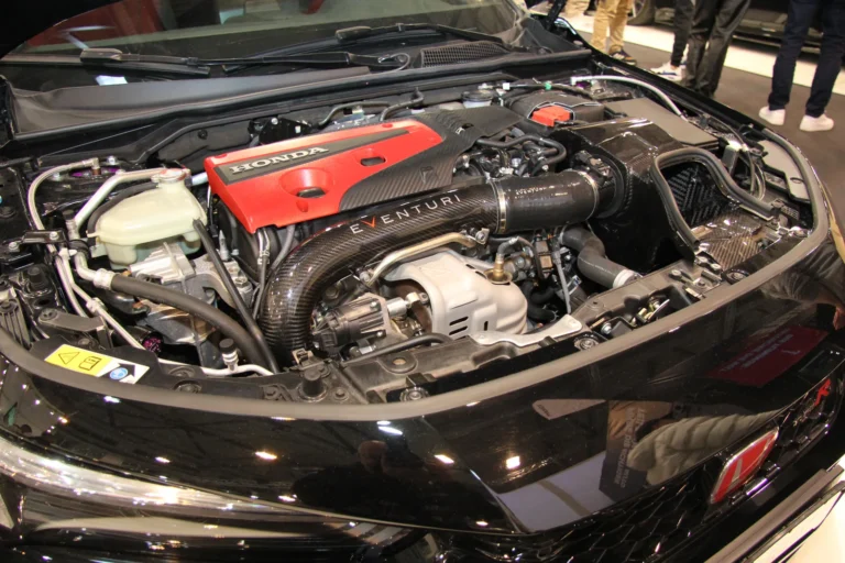 Moteur et préparation mécanique présentés capot ouvert — Essen Motor Show 2023