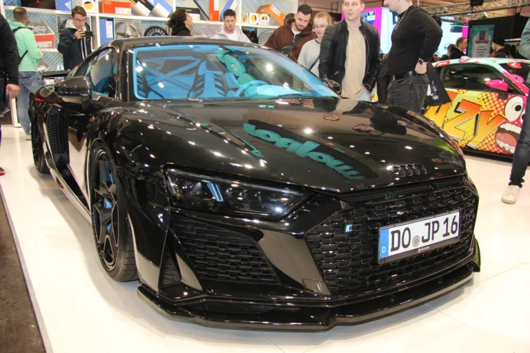 Voiture exposée parmi les stands et les visiteurs — Essen Motor Show 2023