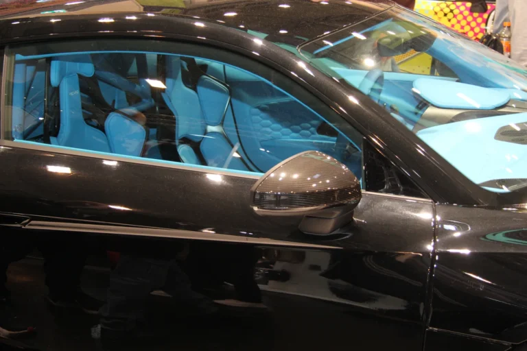 Détail d’un rétroviseur et d’une portière — Essen Motor Show 2023