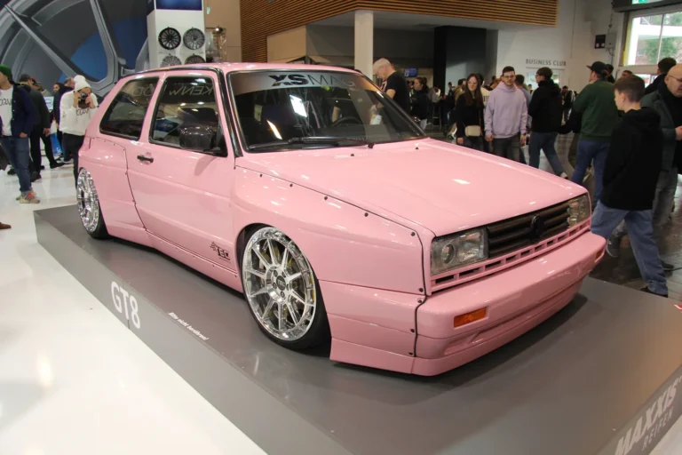 Voiture personnalisée rose vue de côté — Essen Motor Show 2023