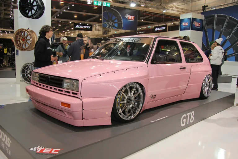 Voiture personnalisée rose et jantes blanches — Essen Motor Show 2023