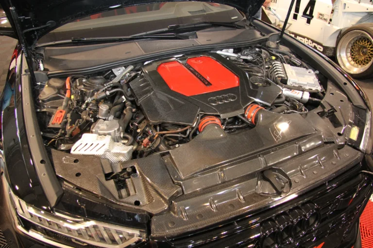 Moteur et préparation mécanique présentés capot ouvert — Essen Motor Show 2023
