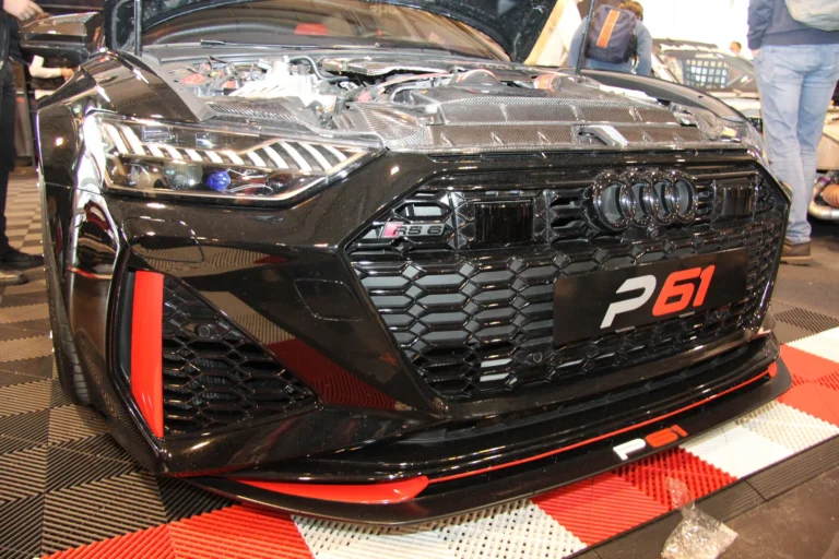 Voiture exposée parmi les stands et les visiteurs — Essen Motor Show 2023