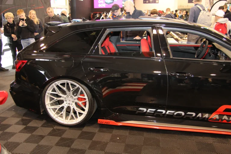 Voiture exposée parmi les stands et les visiteurs — Essen Motor Show 2023