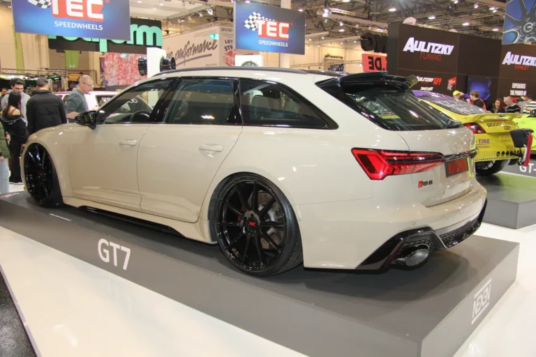Voiture exposée parmi les stands et les visiteurs — Essen Motor Show 2023