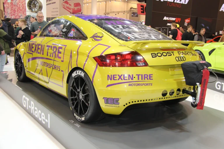 Voiture exposée parmi les stands et les visiteurs — Essen Motor Show 2023