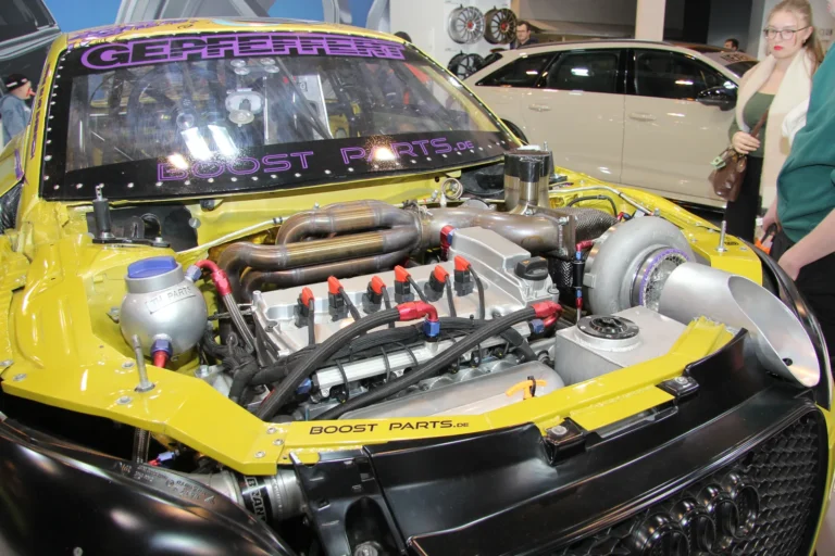Moteur et préparation mécanique présentés capot ouvert — Essen Motor Show 2023
