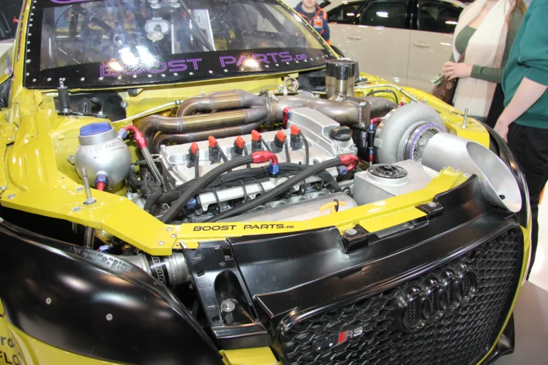 Moteur et préparation mécanique présentés capot ouvert — Essen Motor Show 2023