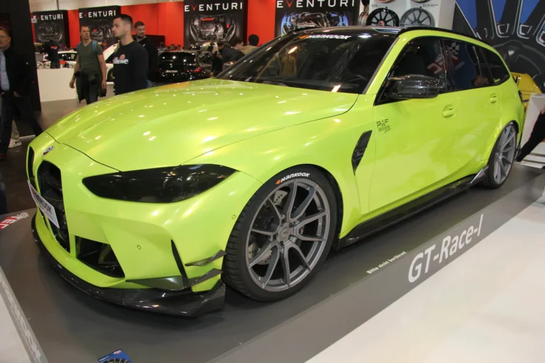 Voiture exposée parmi les stands et les visiteurs — Essen Motor Show 2023