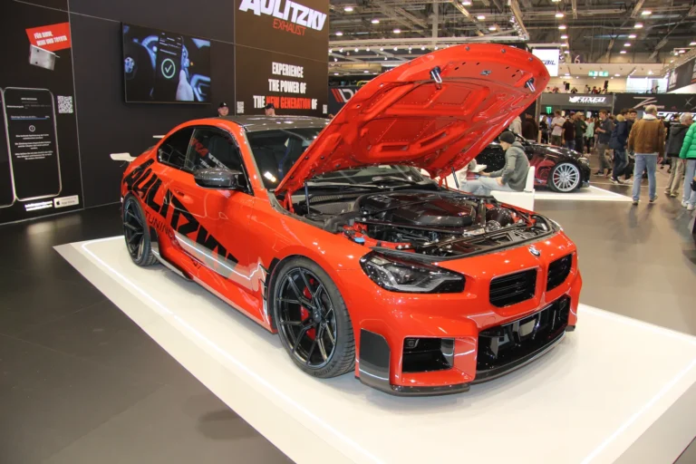 Moteur et préparation mécanique présentés capot ouvert — Essen Motor Show 2023