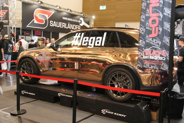 Voiture préparée sur un stand automobile — Essen Motor Show 2023