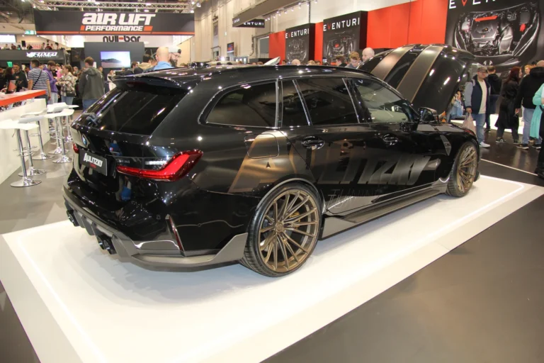 Voiture exposée parmi les stands et les visiteurs — Essen Motor Show 2023