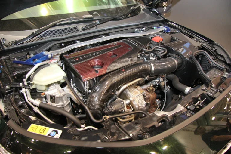 Moteur et préparation mécanique présentés capot ouvert — Essen Motor Show 2023