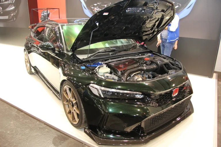 Moteur et préparation mécanique présentés capot ouvert — Essen Motor Show 2023