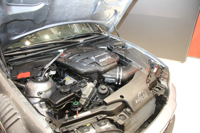 Moteur et préparation mécanique présentés capot ouvert — Essen Motor Show 2023