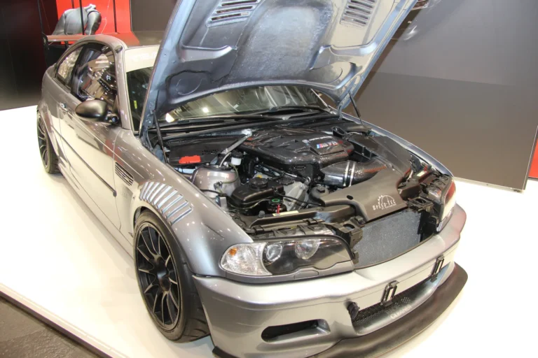 Moteur et préparation mécanique présentés capot ouvert — Essen Motor Show 2023